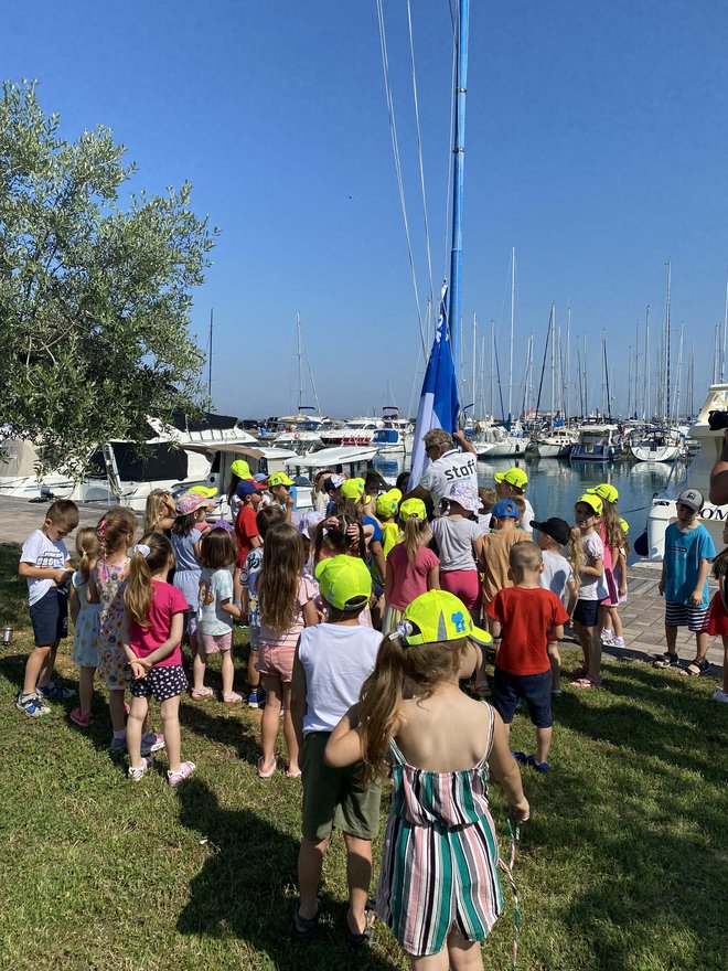 Dvigu modre zastave v izolski marini so v petek prisostvovali tudi izolski otroci. FOTO: Občina Izola