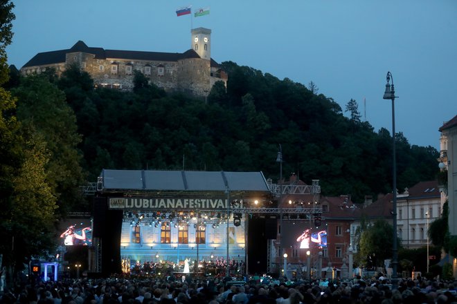 Gala koncert Poletna noč je postal tradicionalna prireditev, ki obuja edinstven spomin na bisere iz zakladnice slovenske zabavne glasbe. FOTO: Blaž Samec