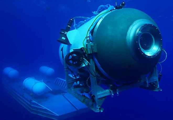 Titanik je iz male turistične podmornice mogoče gledati skozi okno dobrega pol metra premera. FOTO: Handout/OceanGate Expeditions/AFP