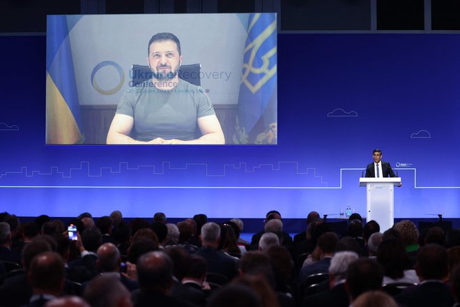Udeležence konference je prek videopovezave nagovoril tudi ukrajinski predsednik Volodimir Zelenski. FOTO: Henry Nicholls/AFP