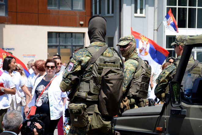 Protesti proti ustoličenju županov albanske narodnosti na večinsko srbskem severu Kosova so se nadaljevali tudi včeraj pod budnim očesom pripadnikov Natove mirovne misije Kfor. FOTO: Stringer/Afp