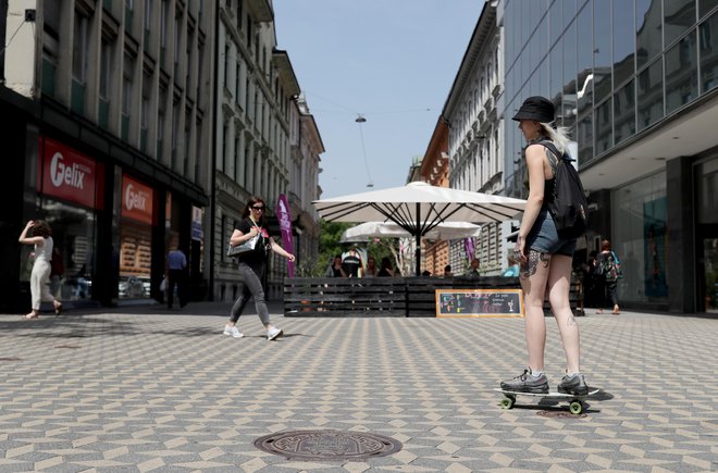 Med Namo in Konzorcijem bodo po osmih letih načrtovanja in izbire izvajalca vendarle postavili vodno skulpturo iz zvite cevi v obliki pokončne dvojne zanke. FOTO: Blaž Samec/Delo