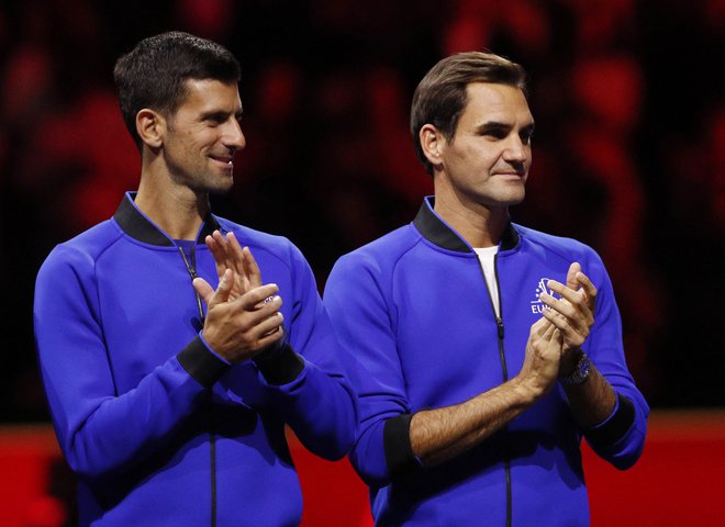 Roger Federer (desno) svojega nekdanjega tekmeca Novaka Đokovića še ni označil za najboljšega teniškega igralca v zgodovini. FOTO: Andrew Boyers/Reuters