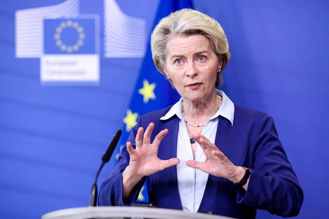 Predsednica evropske komisije Ursula von der Leyen poudarja, da  so za javne naložbe nujne vzdržne javne finance, kar bo zagotovila reforma ekonomskega upravljanja EU. FOTO: Kenzo Tribouillard/AFP