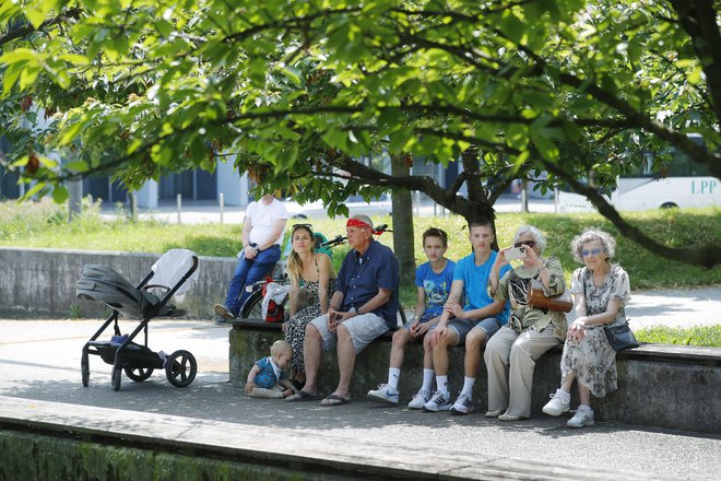 Kot družba se moramo dogovoriti, kako dolgoročno poskrbeti za pokojninski in zdravstveni sistem ter dolgotrajno oskrbo, opozarjajo strokovnjaki. FOTO: Leon Vidic