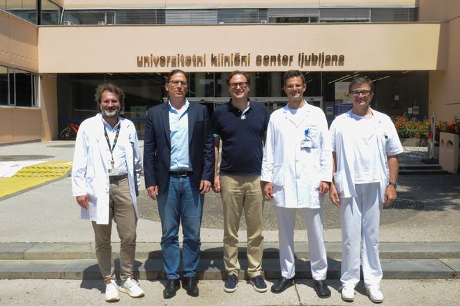 Kirurg Janez Vodiškar (v sredini) iz Stuttgarta je imel 9. junija sestanek z odgovornimi v UKC. FOTO: UKC Ljubljana