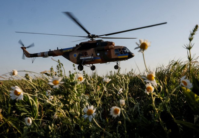 Ukrajinski vojaški helikopter med nedavnimi vojaškimi vajami na severu države FOTO: Gleb Garanich/Reuters