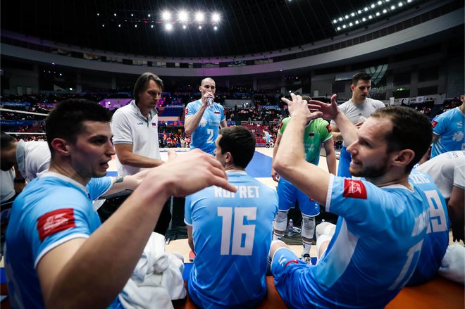 Selektor Gheorghe Creţu in njegovi varovanci so živahni tudi v trenutkih premora. FOTO: Volleyballworld