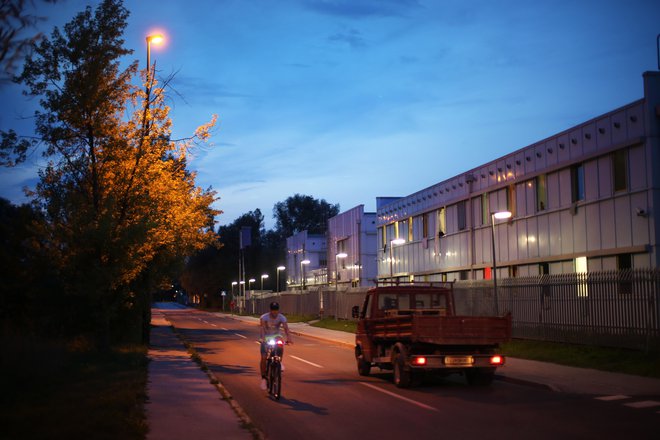 Uredba o hišnem redu azilnega doma določa, da osebe, nastanjene v sprejemnih prostorih, teh brez spremstva pristojnih oseb ne smejo zapustiti. FOTO: Jure Eržen/Delo