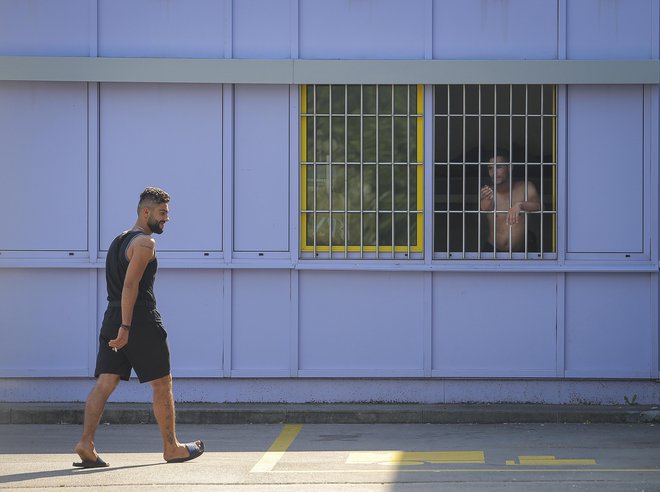 Z zapiranjem beguncev v azilnem domu je kršena ustavno zagotovljena pravica do varstva osebne svobode. FOTO: Jože Suhadolnik/Delo