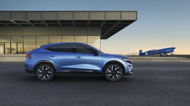 Renault rafale je novi kupejevski hibridno gnani križanec. Na trg bo pripeljal prihodnje leto. FOTO: Renault