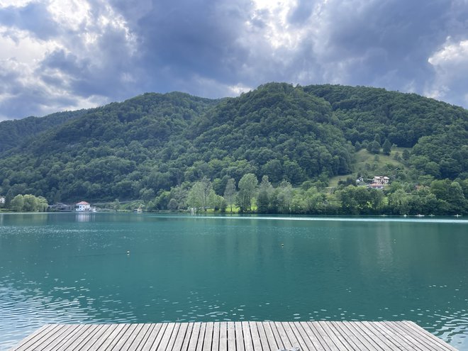 Postanek na Mostu na Soči nas nagradi z razgledi na smaragdno modro jezero. FOTO: Blaž Kondža