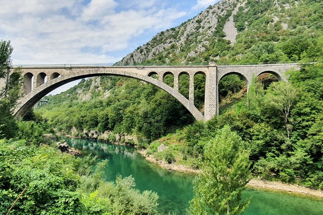 Solkanski most z najdaljšim, 85-metrskim kamnitim lokom na železniških progah na svetu. FOTO: Marko Feist