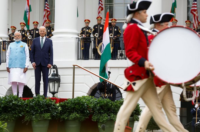 Ameriški predsednik Joe Biden je z državniškimi častmi sprejel indijskega premiera Narendro Modija. FOTO: Jonathan Ernst/Reuters