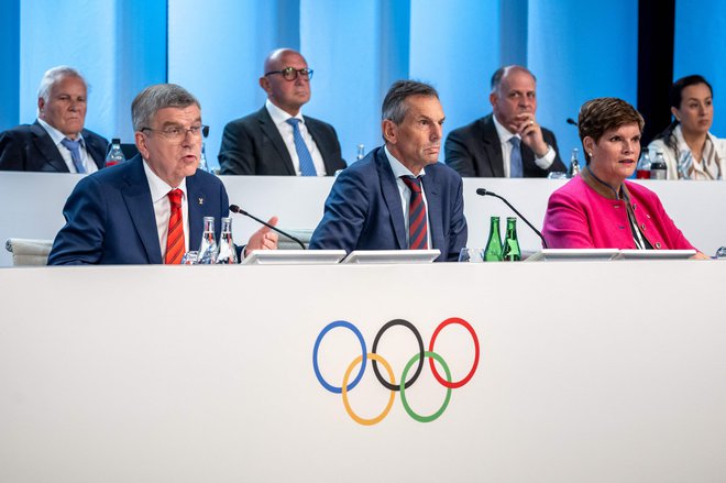 Mednarodni olimpijski komite pod vodstvom Nemca Thomasa Bacha (levo) se še ni odločil, ali bodo v Parizu lahko tekmovali ruski in beloruski športniki. FOTO: Fabrice Coffrini/AFP