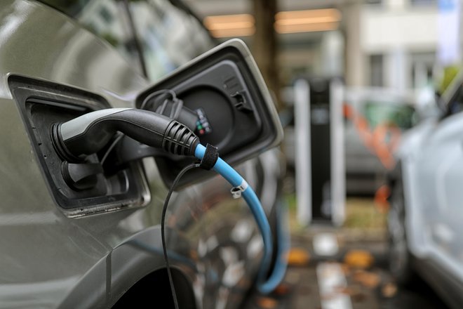 Ekosklad je objavil nova razpisa za subvencije za električne avtomobile, skupno je na voljo 8,5 milijona evrov. Foto Blaž Samec