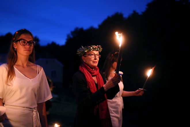 »Ej, Kralj!« je ob razglasitvi lavreata najprej vzkliknila soproga pokojnega Lada Kralja Jožica Avbelj, pozneje pa prižgala kresni ogenj. FOTO: Blaž Samec