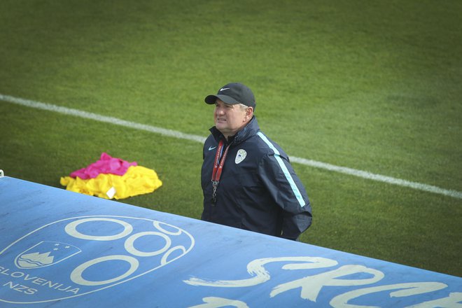 Matjaž Kek še ni našel optimalne rešitve v zvezni vrsti slovenske reprezentance. FOTO: Jože Suhadolnik