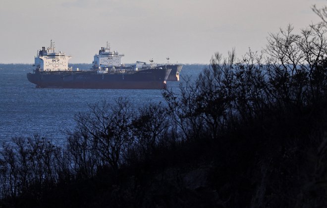 Kaznovano bo tudi izogibanje embargu na izvoz nafte, ki po ocenah EU poteka v sorazmerno velikem obsegu, tudi s pomočjo flote starih tankerjev v senci, ki skrivoma prihajajo do ruske nafte. FOTO: Tatiana Meel/Reuters