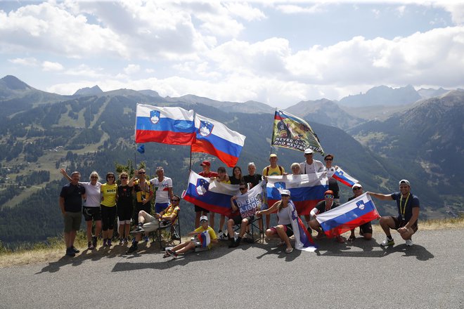 Številni slovenski navijači so lani pešačili na strmi vzpon na Col du Granon. FOTO: Leon Vidic/Delo 