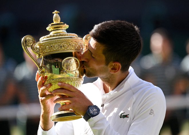 Novak Đoković je v Wimbledonu slavil že sedemkrat, a za najboljšim na sveti travi Rogerjem Federerjem zaostaja za eno zmago. FOTO: Toby Melville/Reuters