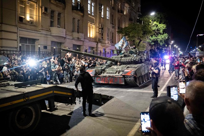 Odhod Prigožinovih plačancev so pospremili lokalni prebivalci. FOTO: Roman Romokhov/AFP