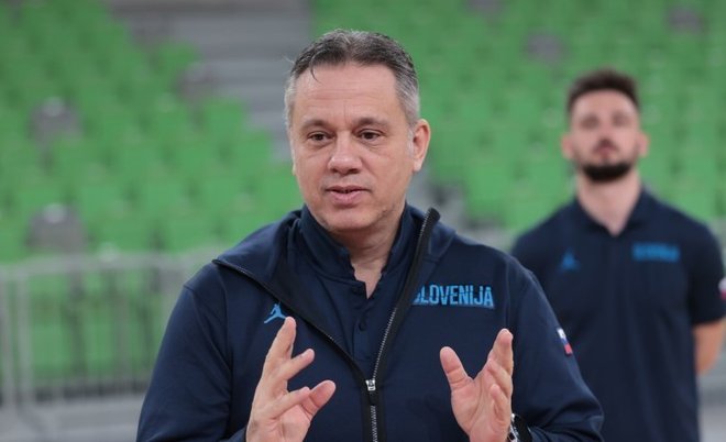 Georgios Dikaioulakos se je evropskega prvenstva v košarki za ženske lotil z drzno potezo in izključitvijo najboljše igralke zadnjih deset let Nike Barić, končal pa ga je z rezultatskim polomom. FOTO: KZS