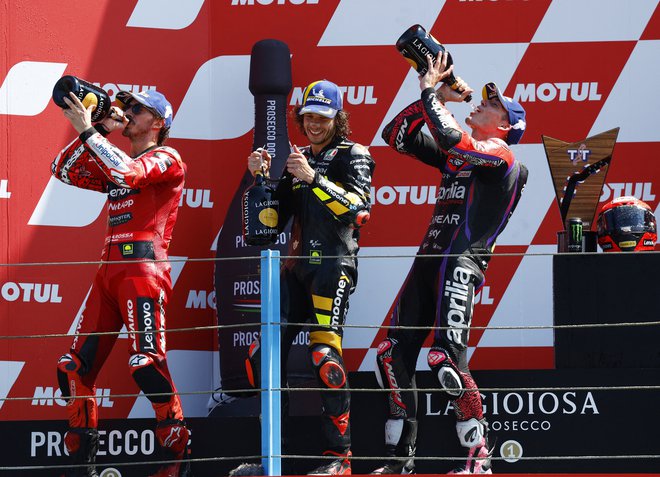 Vodilni v seštevku svetovnega prvenstva v najmočnejšem motociklističnem razredu MOTO GP Francesco Bagnaia (v sredini) je drugo mesto iz sprinterske tekme nadgradil z zmago na glavni. FOTO: Piroschka Van De Wouw/Reuters