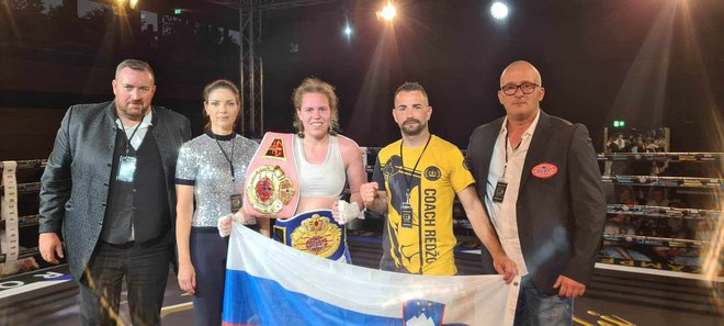 Ema Kozin (na fotografiji s svojo ekipo in Chrisom Rösnom, generalnim direktorjem združenja WBF, levo) je prepričljivo ugnala Madžarko Timeo Gabriello Belik. FOTO: CFC Sport