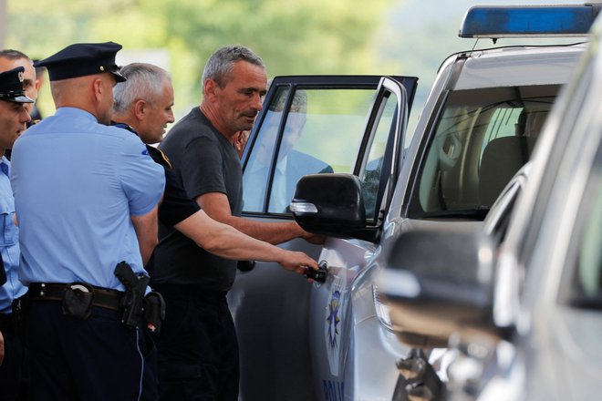 Eden od izpuščenih kosovskih policistov ob prihodu na kosovsko-srbsko mejo Foto Valdrin Xemaj/Reuters