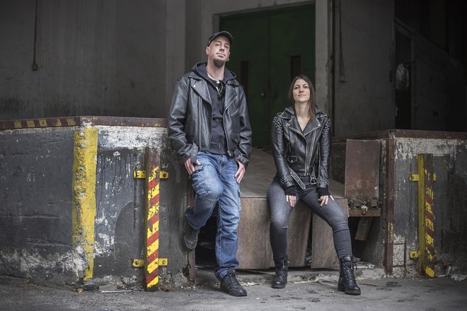 Na albumu, ki je izšel pri založbi Nika Records, je osem priredb in zaključna pesem Spomenik, povesta kitarist Rok Tomšič in bobnarka Daša Trampuš. Foto Leon Vidic