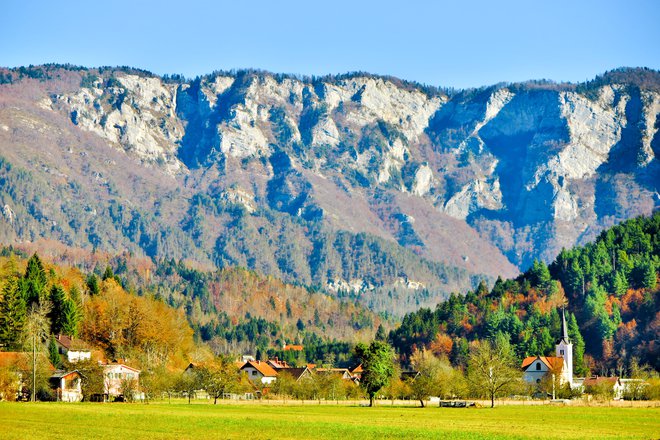 Storitve, ki naj bi starejšim zagotavljale dostojno staranje v domačem okolju, so po Sloveniji - na fotografiji osilniška dolina - razporejene zelo različno. FOTO: Marko Feist/Delo