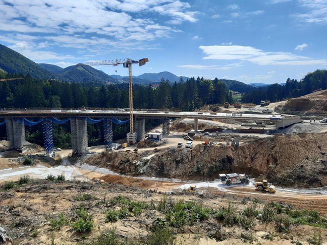 Gradnja tretje osi poteka na gradbiščih med Velenjem in Slovenj Gradcem, graditi pa bodo začeli še navezavo na štajersko avtocesto. Foto Dars