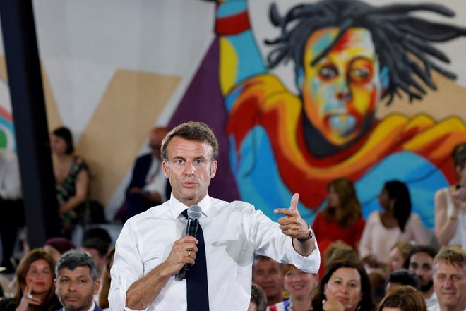 Predsednik Emmanuel Macron med Marsejčani. FOTO: Reuters