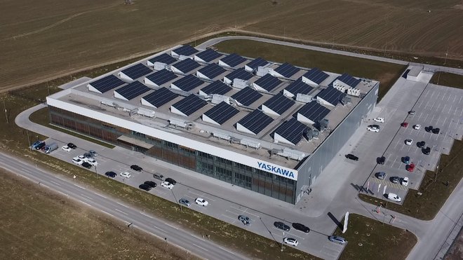 Sistem inverterjev SolarEdge podpira sončno elektrarno moči 700 KWp na strehi obrata Yaskava v Kočevju, visokotehnološke tovarne industrijskih robotov. FOTO: SONCE energija