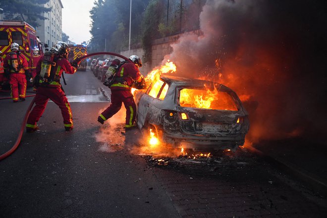 V Nanterru so izbruhnili protesti proti policijskemu nasilju. Razjarjeni ljudje so zažigali avtomobile in smetnjake. FOTO: Zakaria Abdelkafi/AFP