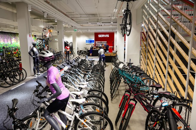 Posebnost prenovljene trgovine je tudi sodobno opremljen kolesarski servis za vsa kolesa, z dobro usposobljenimi zaposlenimi. FOTO: Črt Piksi/Delo