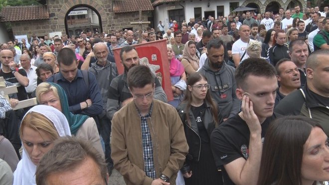 Samostan v Gračanici je bil danes poln do zadnjega kotička. FOTO: Novica Mihajlović