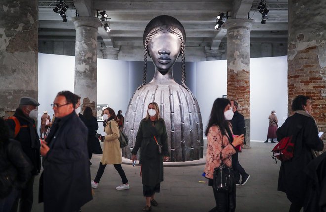 Lansko edicijo bienala, ki ga je kurirala Cecilia Alemani, si je ogledalo rekordnih 800.000 obiskovalcev, kar je bil največji obisk doslej. Foto Matej Družnik