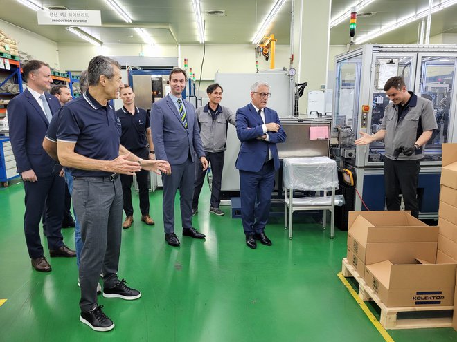 Slovenska delegacija v Južni Koreji na ogledu Kolektorjeve proizvodnje. FOTO: Vlada RS