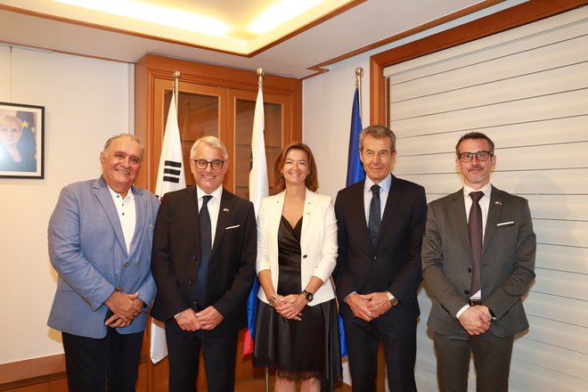 Sprejem ob odprtju veleposlaništva. Na fotografiji z desne veleposlanik Republike Slovenije v Južni Koreji Jernej Müller, častni konzul Južne Koreje v Sloveniji Stojan Petrič, ministrica za zunanje zadeve Tanja Fajon, minister za gospodarstvo Matjaž Han in odgovorni urednik Dela Bojan Budja. FOTO: Jea Kwan Tscha