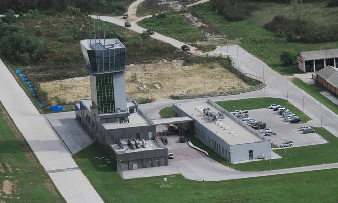Vojaško letališče Slovenske vojske v Cerkljah ob Krki. FOTO: Jože Suhadolnik/Delo