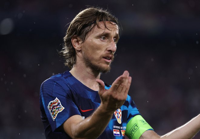 Vodilni hrvaški nogometni as Luka Modrić se je tokrat znašel v slabi luči. FOTO: Yves Herman/Reuters