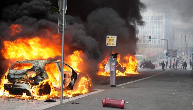 V pariškem predmestju Nanterre so izbruhnili spopadi med protestniki in policisti, v predmestju Clamart pa bo v veljavo stopila policijska ura. FOTO: Zakaria Abdelkafi/AFP