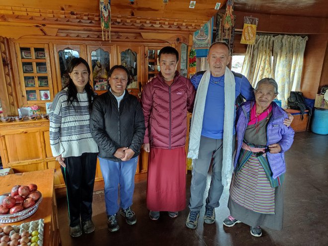 Po dolgem času spet s svojci šerpe Ang Phuja. Z leve: vnukinja Ang Futi, hči Jangcen, sin Mingma, avtor, žena Ang Čutin. FOTO: Viki Grošelj