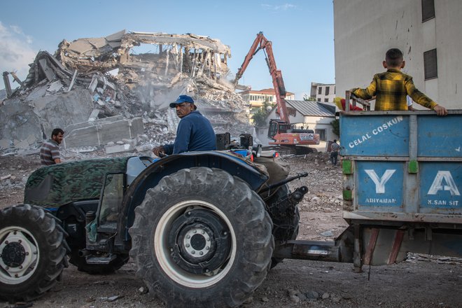 Včasih se zdi, da je čiščenje ruševin – prelaganje kamenja – Sizifovo delo. FOTO: Diego Cupolo/EU Humanitarian Aid
