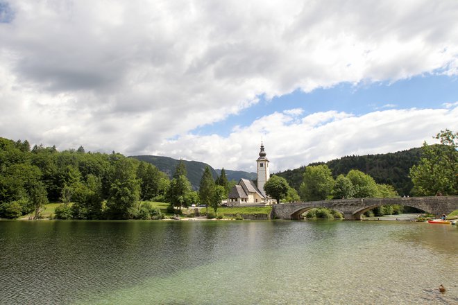 Na koncu poti si v teh dneh lahko privoščimo tudi skok v Bohinjsko jezero. FOTO: Marko Feist