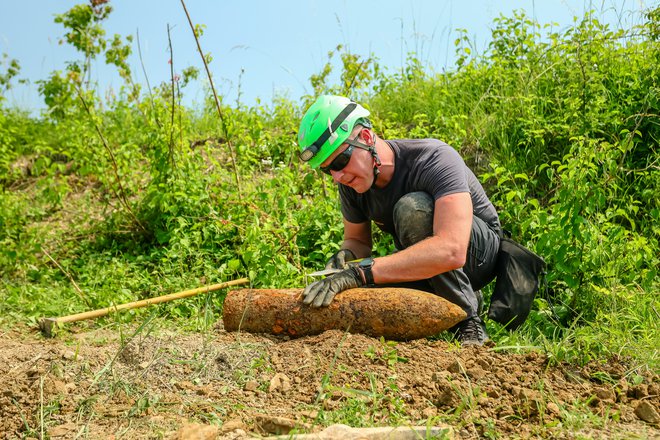 Letos so odstranili že 1596 kosov neeksplodiranih ubojnih sredstev. FOTO: Črt Piksi/Delo