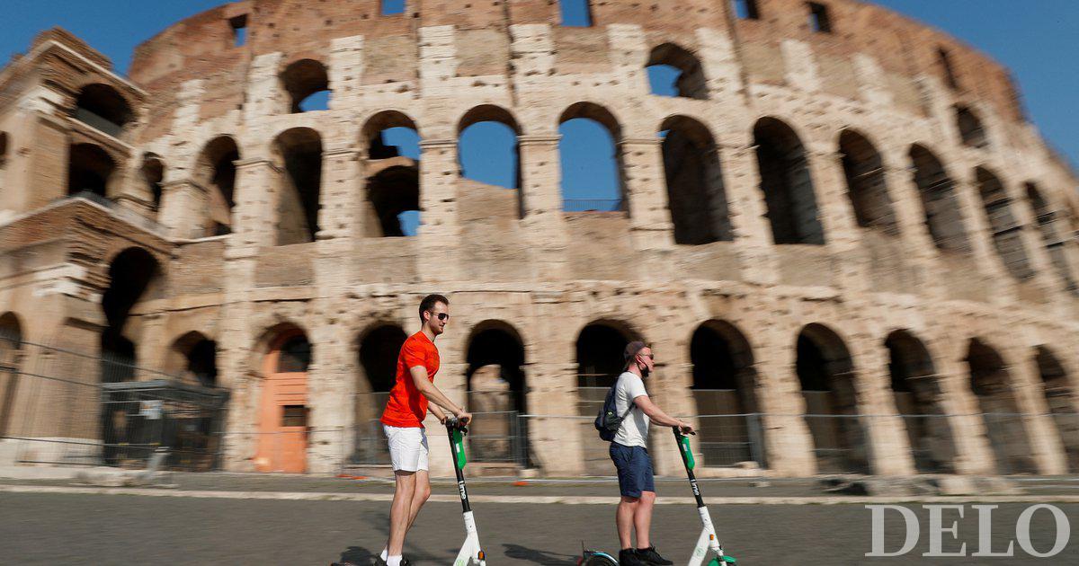 Il nome della ragazza è stato scolpito nel muro del Colosseo romano da un turista inglese