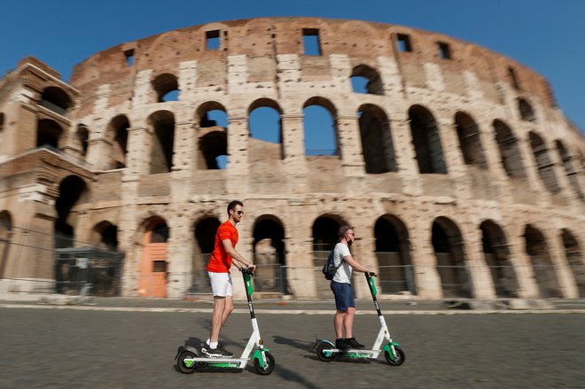 Kolosej je ena od najbolj priljubljenih rimskih turističnih znamenitosti. FOTO: Guglielmo Mangiapane/Reuters